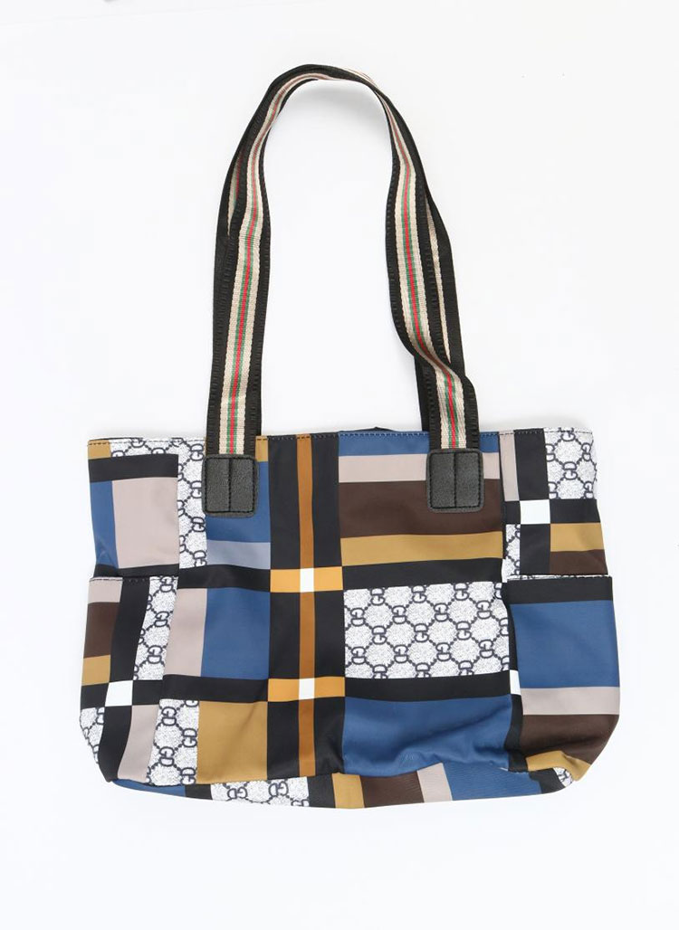 Practicitatea pungilor mari de umăr în timpul călătoriei